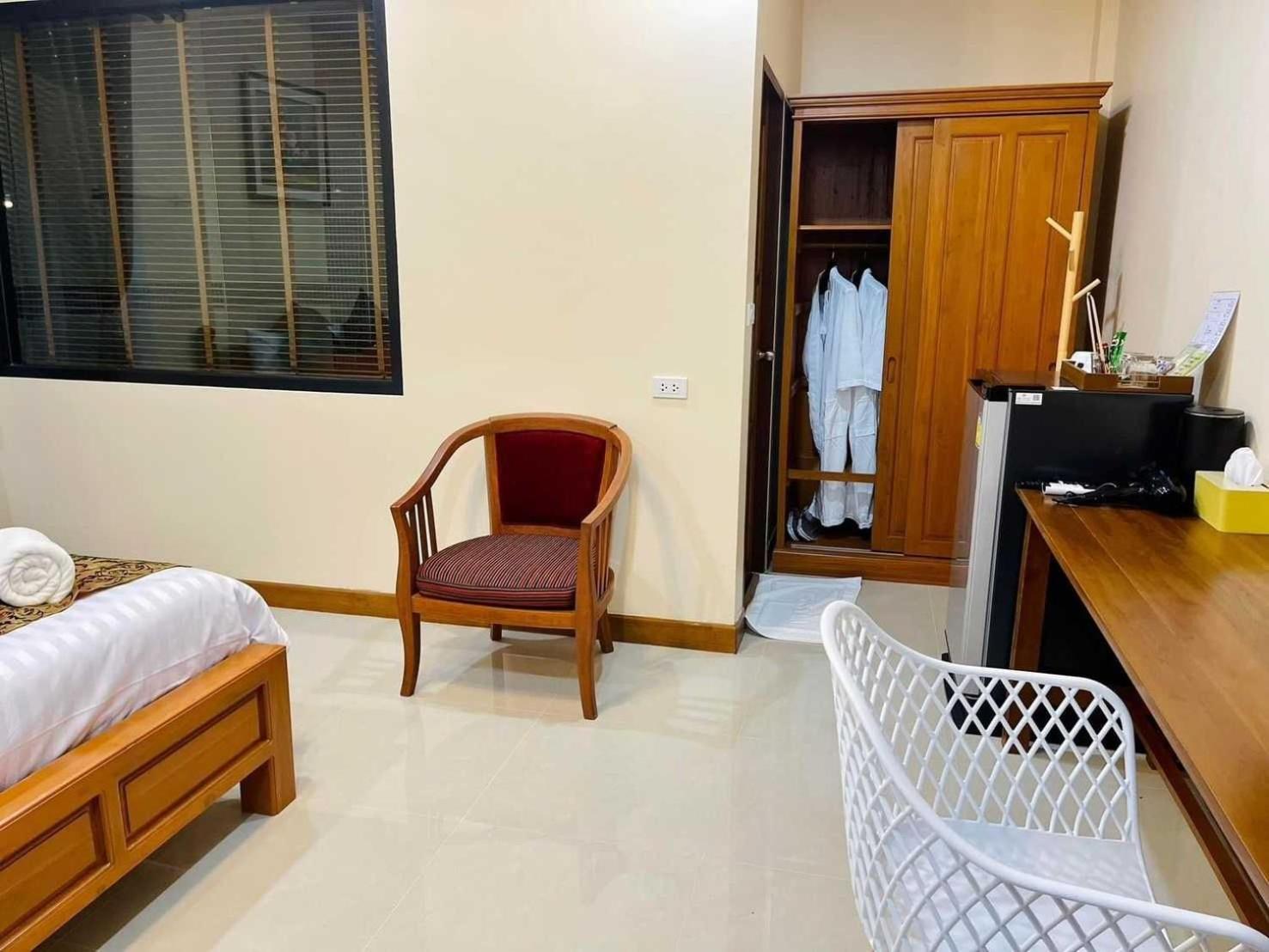 Capital O 75518 Baan Rose Resort Ao Luk Buitenkant foto